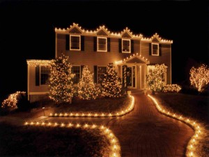 Casa y camino con luces de Navidad