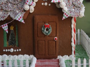 Bonita casa de jengibre decorada para Navidad