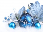 Bolas azules y flores brillantes para decorar en Navidad
