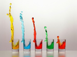 Bebida de colores en vasos de vidrio