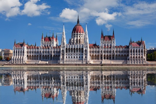 Parlamento de Budapest reflejado en el Danubio
