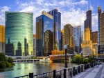 Grandes edificios frente al río en Chicago