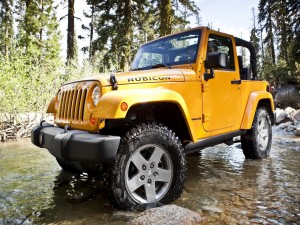Postal: Jeep Wrangler amarillo en el río