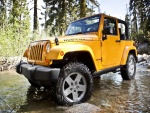 Jeep Wrangler amarillo en el río