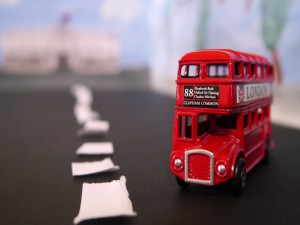 Un pequeño autobús urbano londinense