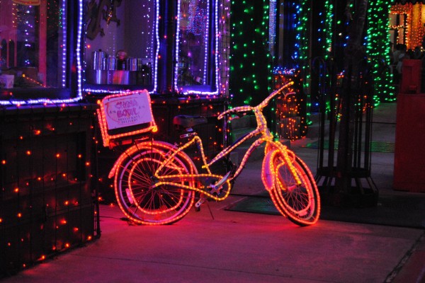 Bicicleta de reparto de comida china ilumina por Navidad
