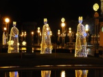 Los Reyes Magos iluminados en la noche navideña