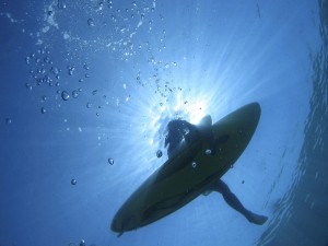 Tabla de surf en la superficie del agua