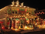Una casa con coloridas luces de Navidad