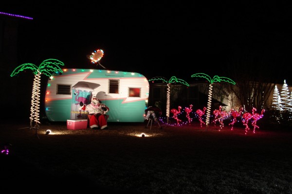 Santa junto a una caravana