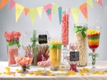 Mesa repleta de caramelos para una fiesta de cumpleaños