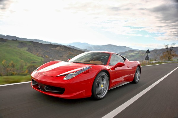 Un Ferrari rojo circulando por una carretera