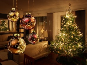 Bolas y un bonito árbol de Navidad iluminado