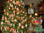 Un árbol con muchas figuras navideñas