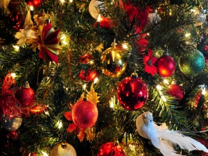 Postal: Una paloma blanca colgada del Árbol de Navidad