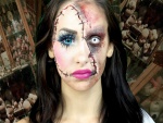 Mujer con un original maquillaje para Halloween