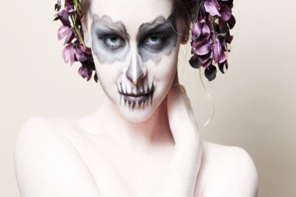 Mujer con flores y maquillaje para Halloween
