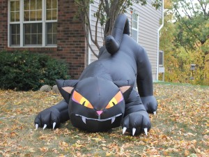 Postal: Un gran gato negro de decoración en Halloween