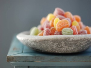 Plato con caramelos de frutas