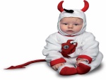 Bebé con un disfraz de diablillo para Halloween
