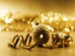 Brillante bola dorada para decorar en Navidad
