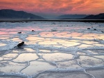 Un lago helado visto al amanecer