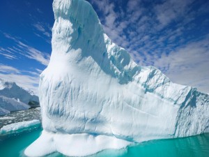 Iceberg en aguas turquesas