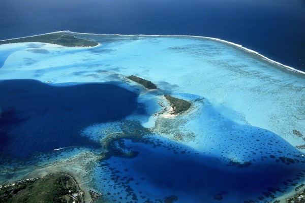 Vista aérea del arrecife e islas de Bora Bora (Polinesia Francesa)