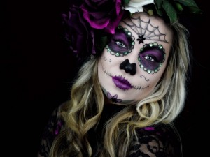 Chica maquillada para el "Día de Muertos"