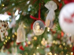 Bola con muñecos de nieve colgada en el árbol de Navidad