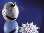 Bola y copo de nieve para adornar un árbol en Navidad