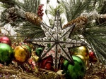 Gran estrella y otros adornos para decorar en Navidad