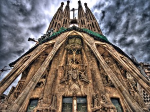 Un cielo gris sobre la Sagrada Familia (Barcelona, España)