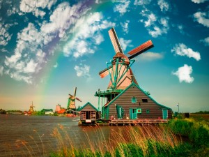 Un tenue arcoíris sobre unos molinos de viento holandeses