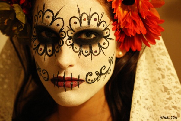 Bella mujer maquillada para el "Día de Muertos" en México