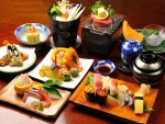 Varios platos de comida japonesa