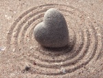 Piedra corazón sobre la arena