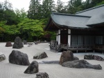 Jardín zen junto a la casa