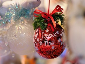 "Feliz Navidad" escrito en francés sobre un adorno