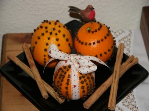 Naranjas con clavo y canela para aromatizar el hogar en Navidad