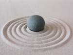 Piedra redonda en un jardín zen