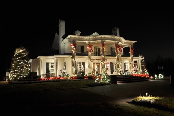 Una gran casa con luces de Navidad