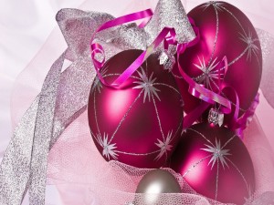 Postal: Bolas de Navidad fucsias con adornos plateados