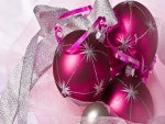 Bolas de Navidad fucsias con adornos plateados