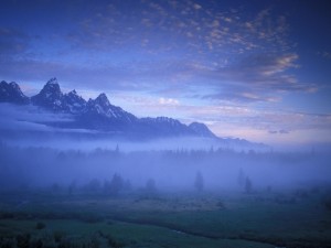 Postal: Niebla en las montañas al amanecer