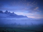 Niebla en las montañas al amanecer
