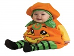Bebé con un disfraz de calabaza para "Halloween"
