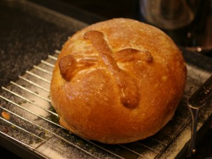 Pan de muerto recién horneado para el "Día de Muertos"
