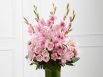Gladiolos, lilium, rosas y eustomas de un bonito color rosa en un recipiente