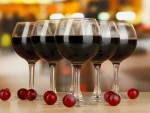 Copas con vino tinto y uvas sobre la mesa